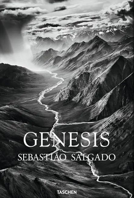Dağlar ve vadiler boyunca uzanan bir nehir manzarasını gösteren ‘Genesis’ kitabının siyah-beyaz kapağı.