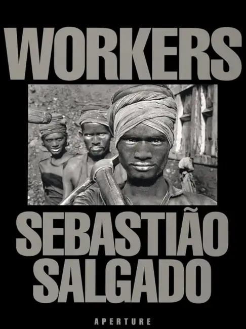 İşçilerin yüzlerine odaklanan güçlü bir portreyle tasarlanmış ‘Workers’ kitabının kapağı.