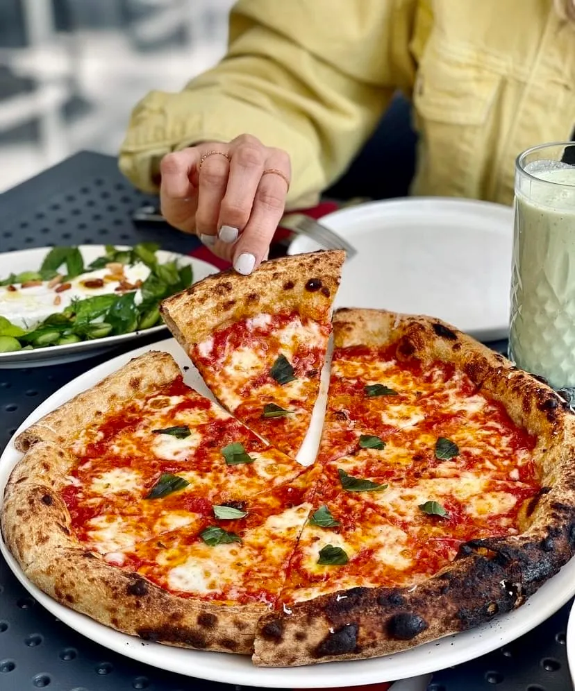 Unica Sourdough Pizza Ankara – ekşi mayalı odun fırını pizza dilimlenirken