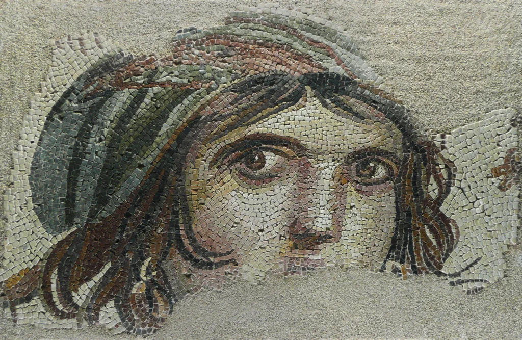 Gaziantep’teki Zeugma Mozaik Müzesi’nin simgesi olan Çingene Kızı mozaiği, antik Roma dönemine ait eşsiz bir eser.