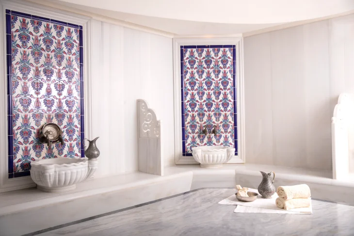 Shangri-La Bosphorus Istanbul’un bünyesinde yer alan CHI, The Spa, Asya’nın yüzyıllardır süregelen ritüellerini Türk bakımları ile birleştirerek, beden kadar ruhu ve zihni de dinlendiren zengin terapi seçenekleriyle dikkat çekiyor.