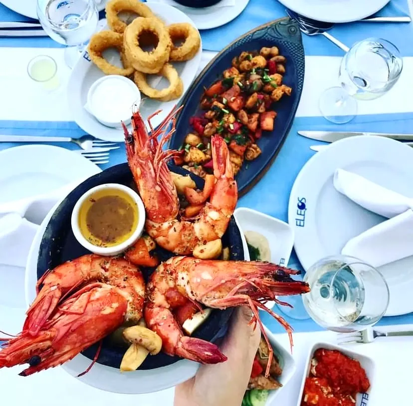 Eleos Restaurant, Beyoğlu'nda ızgara jumbo karides tabağı, kalamar ve deniz mahsulleri eşliğinde