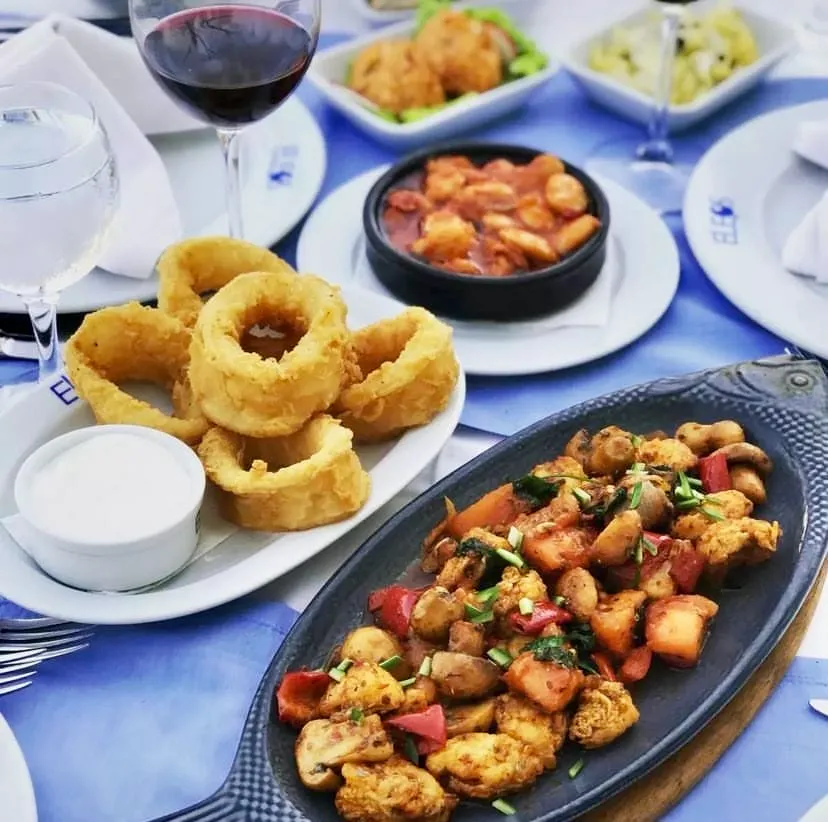 Eleos Restaurant, Beyoğlu'nda kalamar tava ve deniz mahsulleriyle hazırlanan şarap eşliğinde meyhane sofrası