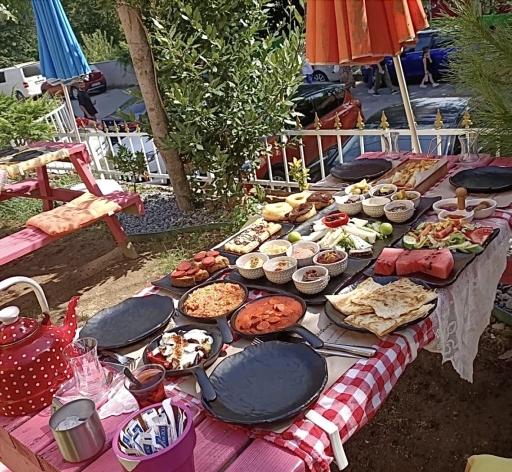 Boğazdan Bahçelere: İstanbul’un En Güzel Kahvaltı Mekânları