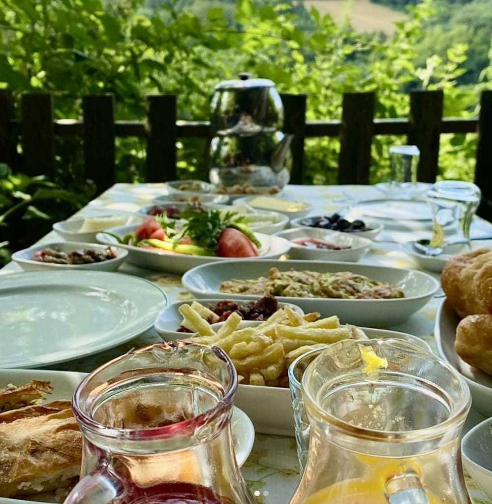 Boğazdan Bahçelere: İstanbul’un En Güzel Kahvaltı Mekânları