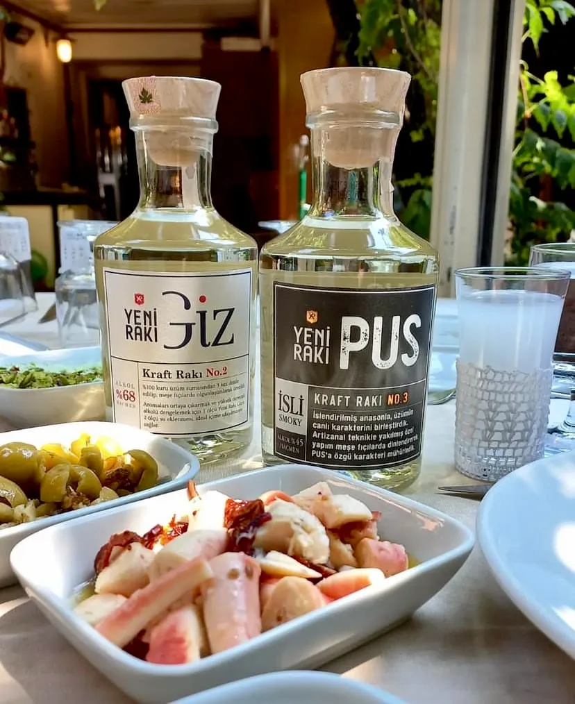 İnciraltı Meyhanesi, Beylerbeyi'nde Yeni Rakı özel şişeleriyle sunulan zengin meze sofraları