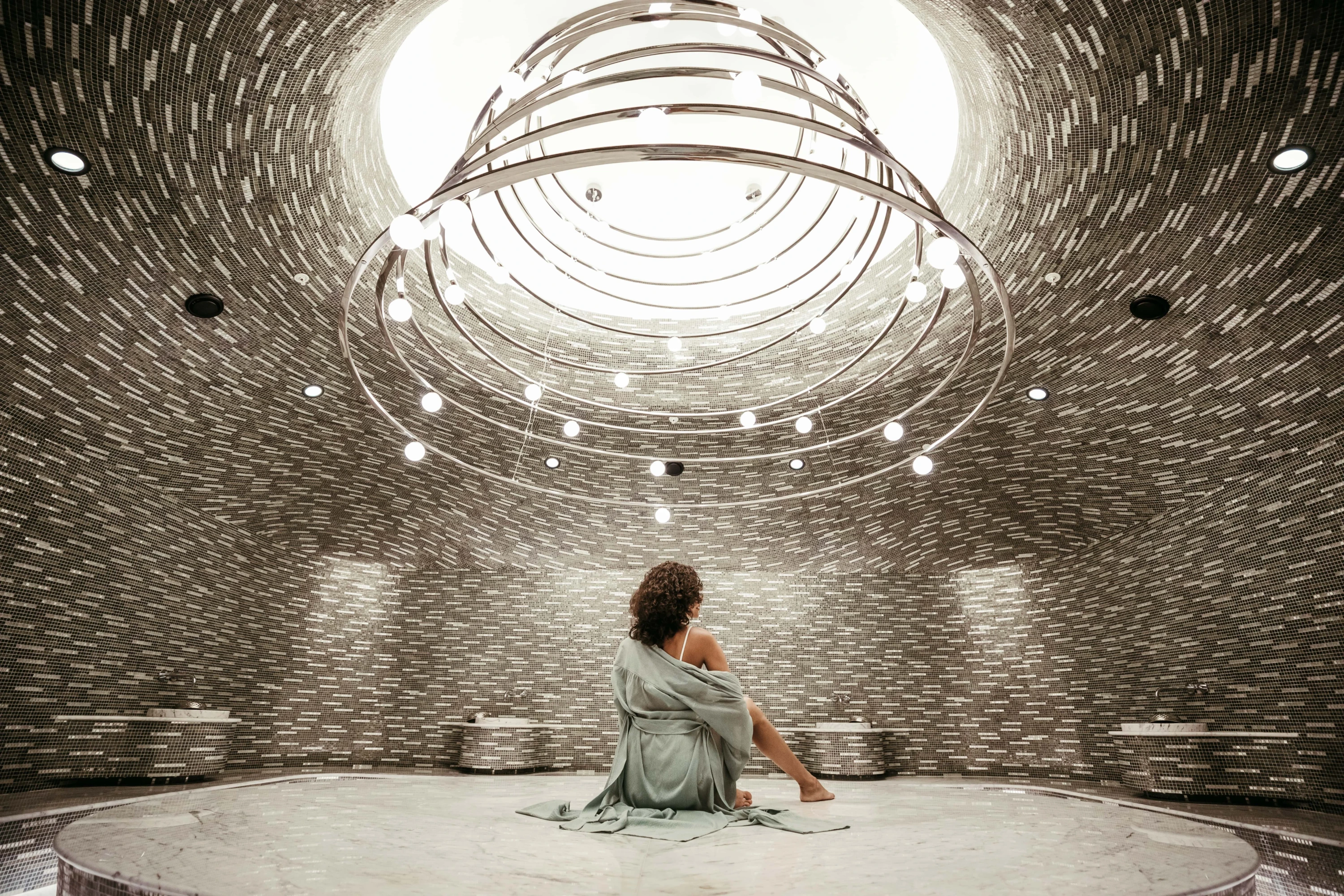 JW Marriott Hotel Istanbul Marmara Sea bünyesindeki La Vallée SPA, İsviçre’nin doğal saflığını İstanbul’un denizle buluştuğu huzurlu atmosferde yeniden yorumluyor.