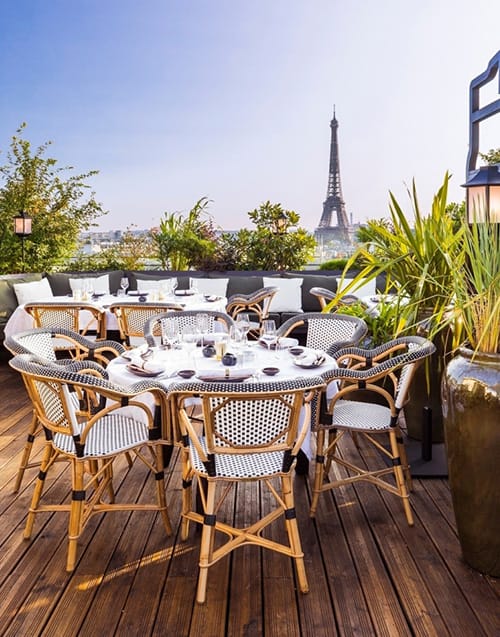 Şehrin en iyi Paris restoranları arasında yer alan, Eyfel Kulesi manzaralı terasta, bambu görünümlü sandalyeler ve özenle hazırlanmış masalarla dolu şık bir açık hava yemek alanı, unutulmaz bir deneyim vadediyor.