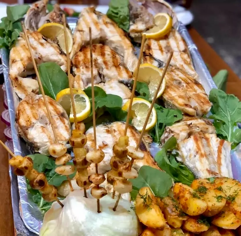 Tarihi Cumhuriyet Meyhanesi, Beyoğlu'nda ızgara balık tabağı, patates ve roka eşliğinde