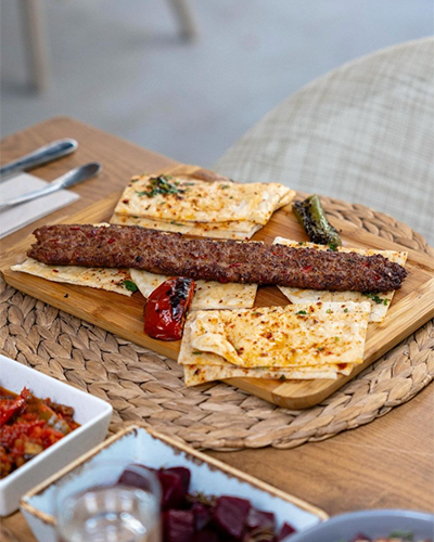 Arafta Moda’da odun ateşinde pişen kebap, lavaş ve köz sebzeler.