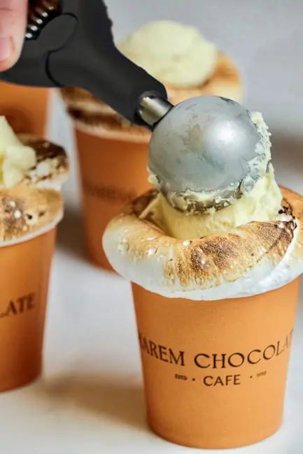 Harem Chocolate, içilebilir çikolatayı, el yapımı marshmallow ve vanilyalı dondurma ile birleştirerek yeni bir yorum kattıkları New York tarzı içilebilir çikolata