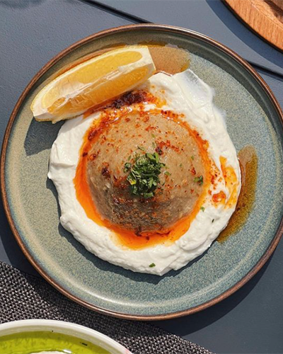 Müsaade Meyhane Kadıköy’de közlenmiş patlıcan ve yoğurt eşliğinde servis edilen özel meze tabağı