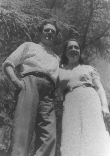 Nazım Hikmet, açık havada genç Piraye ile birlikte ağaçlar arasında ayakta poz veriyor.