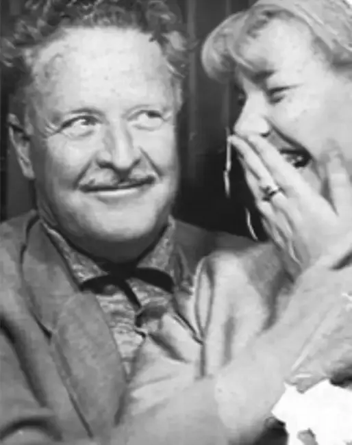 Nazım Hikmet ve Vera Tulyakova ile birlikte gülüyor; Nazım'ın sevgi dolu bakışı dikkat çekiyor.
