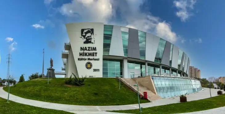 Modern mimarili Nazım Hikmet Kültür Merkezi'nin dış cephesi; üzerinde şairin portresi ve ismi yer alıyor.