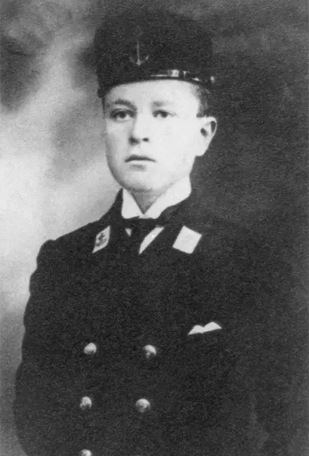 Genç Nazım Hikmet, denizci üniforması içinde ciddi bir ifadeyle objektife bakıyor.