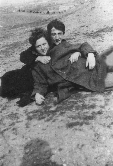 Nazım Hikmet, gençlik yıllarında Vâlâ Nurettin ile birlikte bir tepede yere uzanmış şekilde poz veriyor.