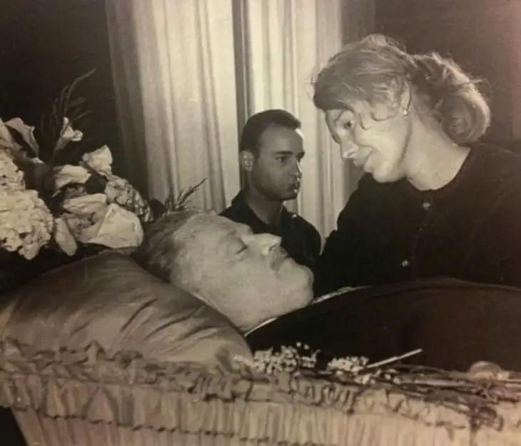 Nazım Hikmet’in naaşı başında son vedasını eden Vera Tulyakova; duygusal bir an fotoğrafla ölümsüzleştirilmiş.