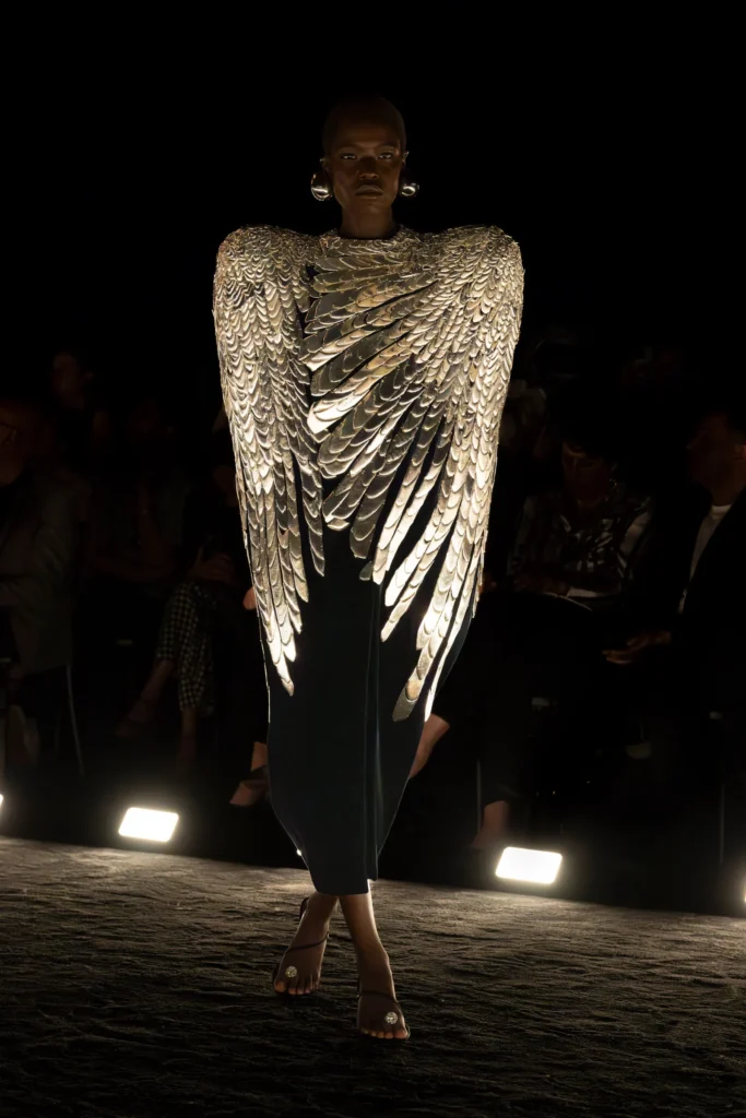 Daniel Roseberry, The Phoenix Koleksiyonu ile Haute Couture Haftasını Küllerinden Doğuruyor