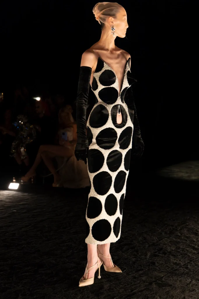 Daniel Roseberry, The Phoenix Koleksiyonu ile Haute Couture Haftasını Küllerinden Doğuruyor