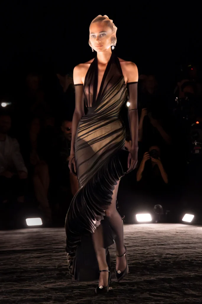 Daniel Roseberry, The Phoenix Koleksiyonu ile Haute Couture Haftasını Küllerinden Doğuruyor