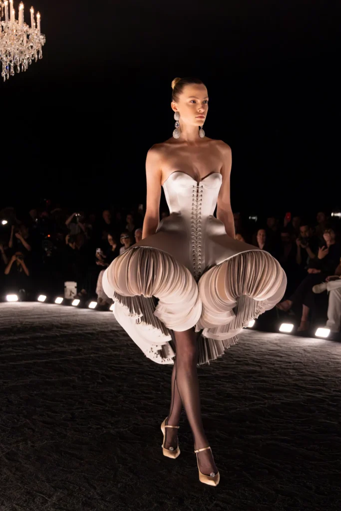 Daniel Roseberry, The Phoenix Koleksiyonu ile Haute Couture Haftasını Küllerinden Doğuruyor