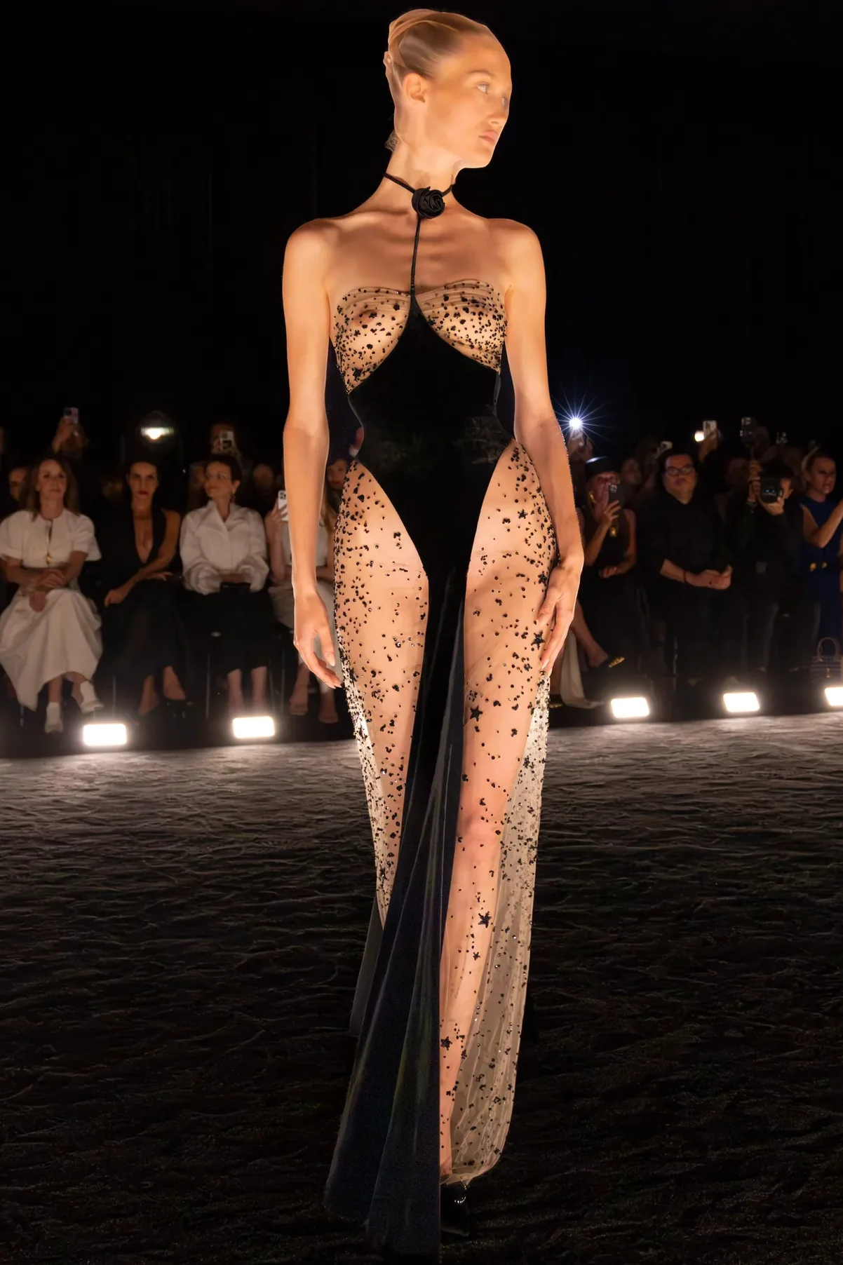 Daniel Roseberry, The Phoenix Koleksiyonu ile Haute Couture Haftasını Küllerinden Doğuruyor