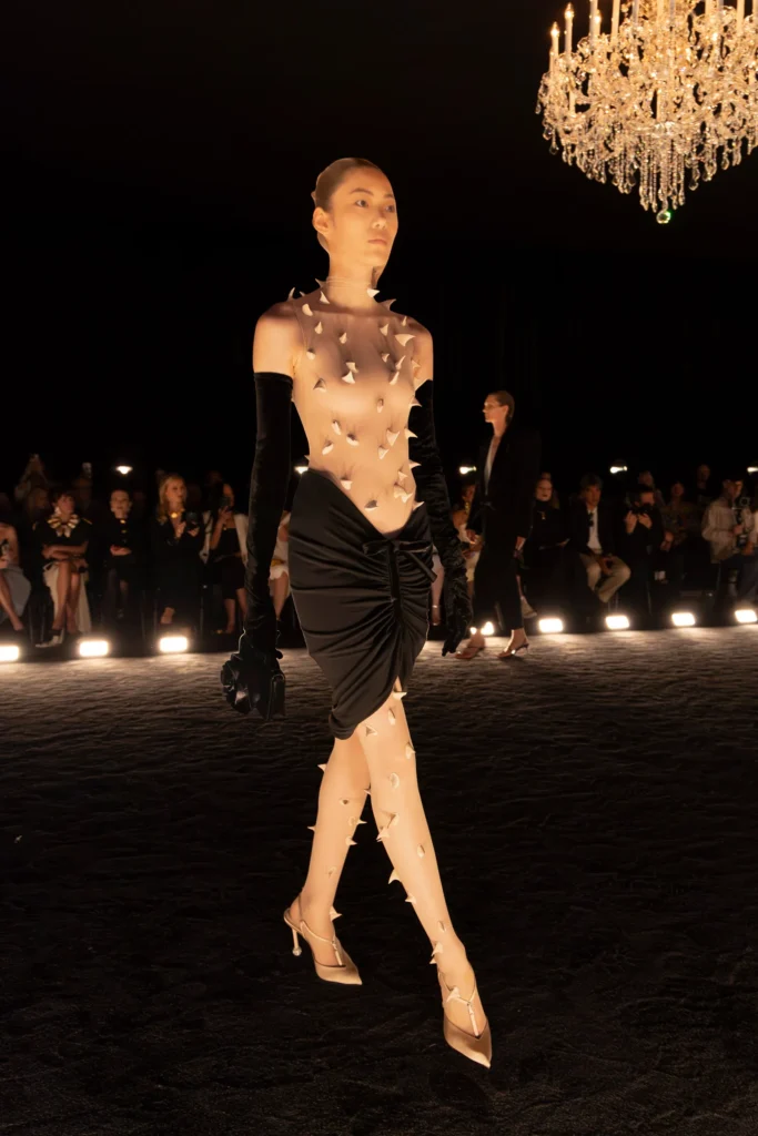 Daniel Roseberry, The Phoenix Koleksiyonu ile Haute Couture Haftasını Küllerinden Doğuruyor