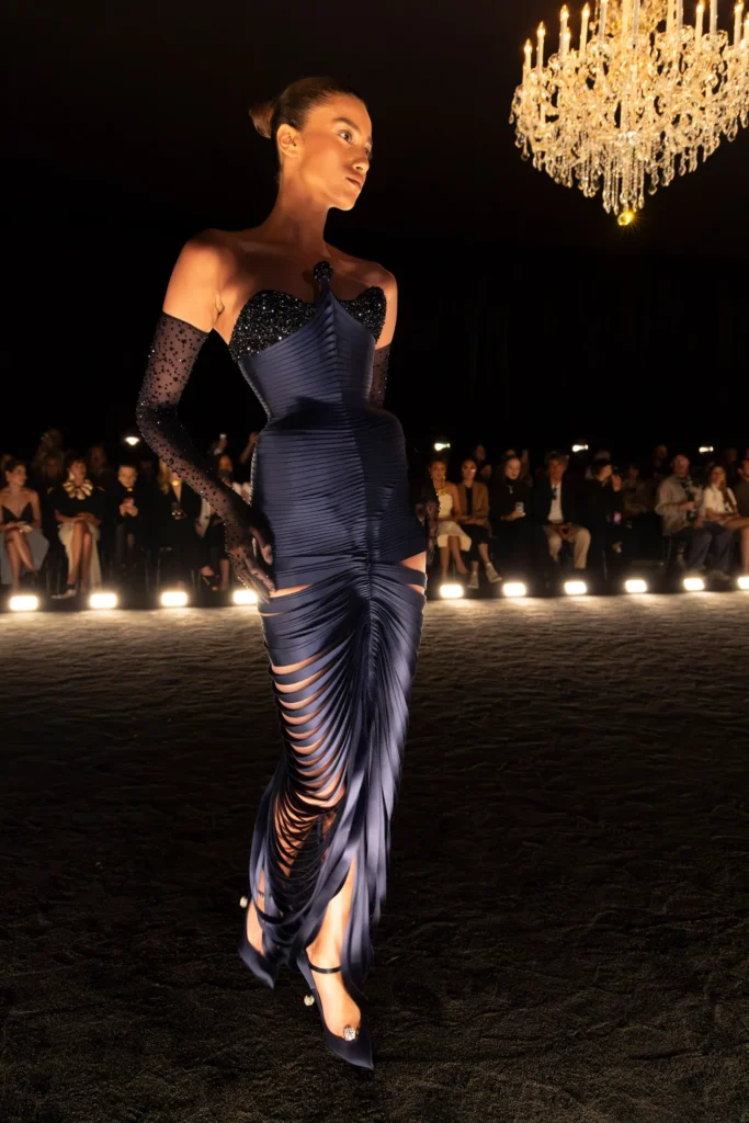 Daniel Roseberry, The Phoenix Koleksiyonu ile Haute Couture Haftasını Küllerinden Doğuruyor