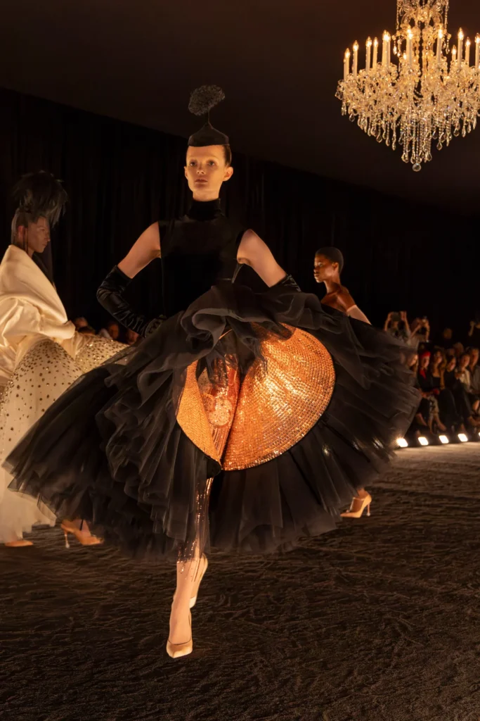 Daniel Roseberry, The Phoenix Koleksiyonu ile Haute Couture Haftasını Küllerinden Doğuruyor