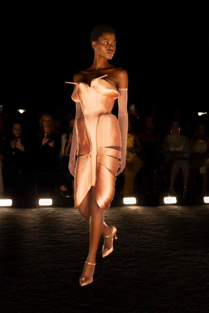 Daniel Roseberry, The Phoenix Koleksiyonu ile Haute Couture Haftasını Küllerinden Doğuruyor