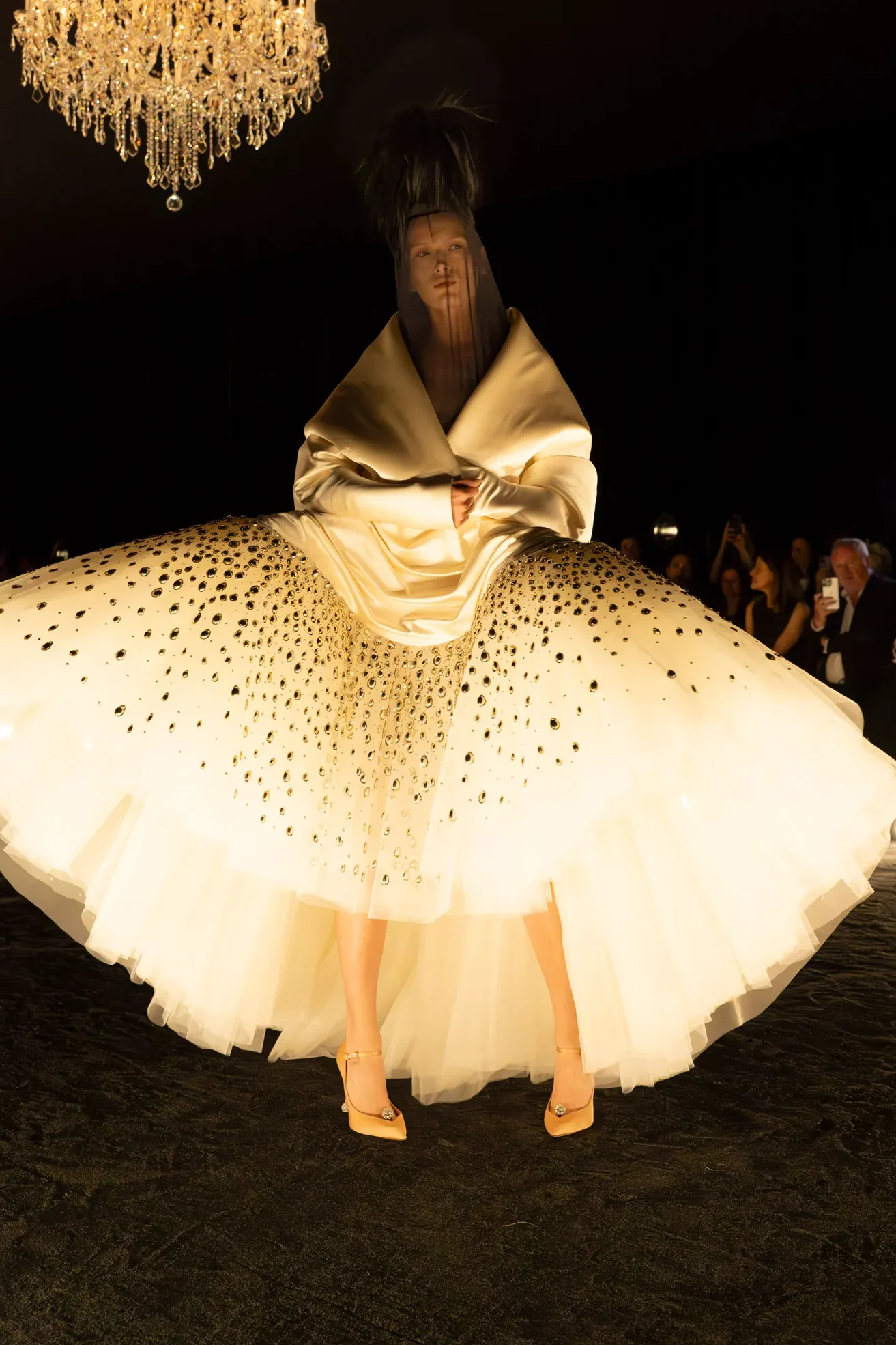 Daniel Roseberry, The Phoenix Koleksiyonu ile Haute Couture Haftasını Küllerinden Doğuruyor