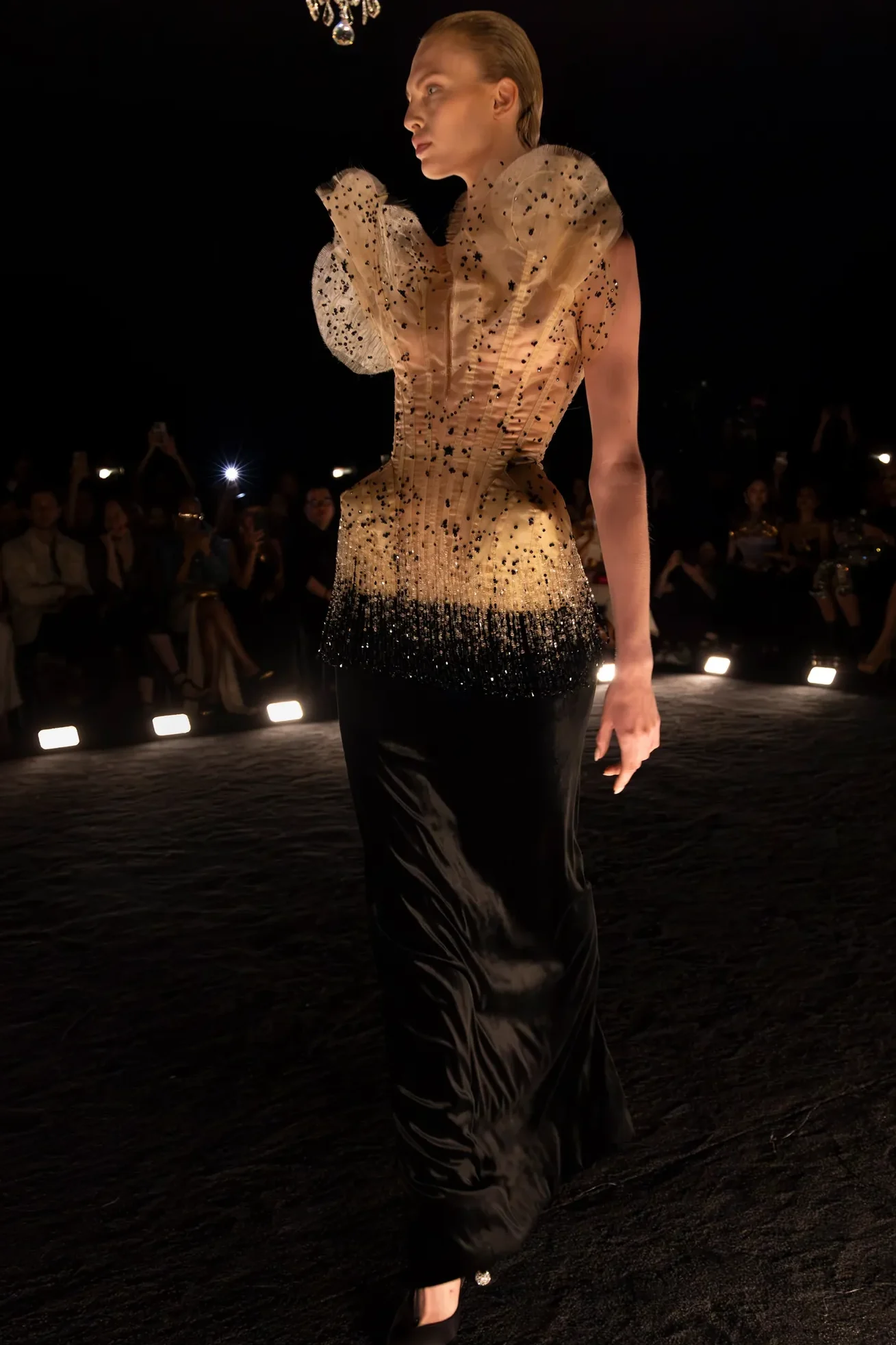 Daniel Roseberry, The Phoenix Koleksiyonu ile Haute Couture Haftasını Küllerinden Doğuruyor