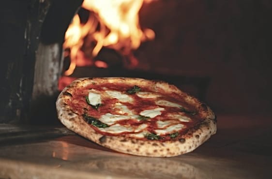 Odun Fırınından Sofraya: İstanbul'un En İyi Pizzacıları ve İmza Lezzetleri