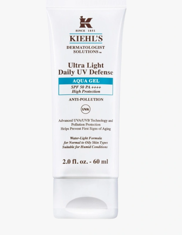 Ürün Cinsiyeti: Unisex

Ürün Tipi: Güneş Koruması

Ürün Sezonsallığı: Dört Mevsim

Ürün Çeşidi: Jel Dokulu Güneş Kremi

Ürün Özellikleri:
Ultra Light Daily UV Defense Aqua Gel, jel dokulu yapısıyla ciltte ağırlık hissi yaratmadan yüksek güneş koruması sağlamayı hedefler. SPF 50 koruması sayesinde günlük şehir yaşamında rahatlıkla kullanılabilir. Hızlı emilen formülü, makyaj altına da uygundur.

Öne Çıkan Detaylar:

SPF 50 yüksek güneş koruması

Jel dokulu, ultra hafif yapı

Hızlı emilen formül

Günlük ve makyaj altı kullanıma uygun

Kimler Kullanıyor?
Güneş kreminde hafiflik arayan, jel dokulu ürünleri tercih eden ve günlük SPF kullanımını aksatmayan kullanıcılar için uygundur.

Kiehl’s Ultra Light Aqua Gel SPF 50 ile cildinizi hafif ve etkili şekilde güneşten koruyun.