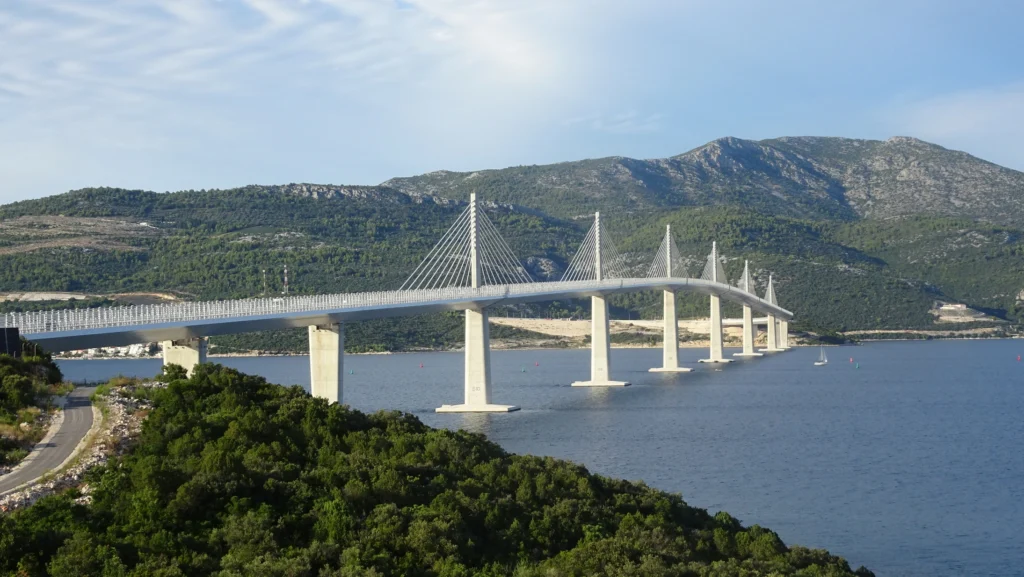 Hırvatistan gezilecek yerler rotasında Pelješac Köprüsü ve kıyı yolu