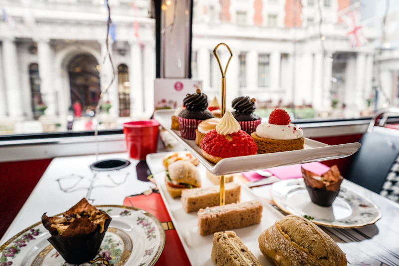 Londra’da üç katlı afternoon tea standı üzerinde mini sandviçler, cupcakeler ve tatlılar – geleneksel İngiliz beş çayı sunumu