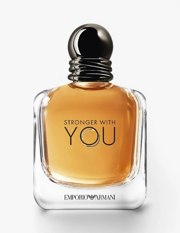 Marka Adı: Emporio Armani
Ürün Adı: Emporio Armani Erkek Stronger With You Edt 150ml
Ürün Cinsiyeti: Erkek
Ürün Tipi: Parfüm
Ürün Sezonsallığı: Her mevsim
Ürün Çeşidi: Eau de Toilette
Ürün Özellikleri: Bu ürün, şeffaf camdan yapılmış, modern ve zarif bir tasarıma sahip bir şişede sunulan 150 ml hacimli bir Eau de Toilette'tir. Şişenin içinde yer alan amber tonlarındaki sıvı, sıcak ve zengin bir koku profilini işaret ederken, üst kısmında bulunan özgün siyah küresel kapak ve boyun çevresindeki oluklu detaylar estetik bir dokunuş katar. Ön yüzünde belirgin bir şekilde Stronger With You yazısı ve alt kısmında Emporio Armani logosu yer almaktadır.
Öne Çıkan Detaylar:
- Şık ve modern tasarımlı, şeffaf cam şişe
- Amber tonlarındaki sıvı, sıcak ve zengin bir kokuya işaret eder
- Özgün siyah, küresel kapak ve oluklu boyun detayı
- 150 ml hacmi ile uzun süreli kullanım
Kimler Kullanıyor?: Bu koku, modern ve zarif bir duruş sergileyen, kendine güvenen ve güçlü bağlara değer veren erkekler için idealdir. Stiline önem veren, karizmatik ve akılda kalıcı bir imza arayan, her ortamda fark yaratmayı seven bireylerin tercihidir.