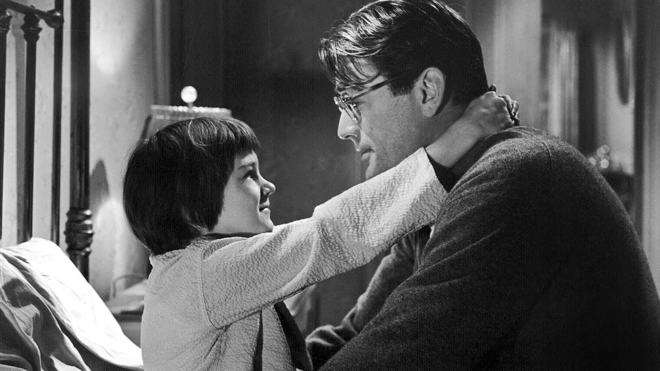 To Kill a Mockingbird filminde Atticus Finch (Gregory Peck) ve kızı Scout (Mary Badham) arasında sevgi dolu bir an.