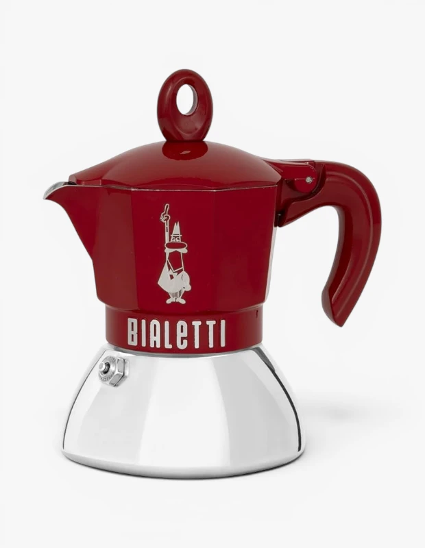 Marka Adı: Bialetti
Ürün Adı: Bialetti Moka Pot İndüksiyon 2 Cup
Ürün Cinsiyeti: Belirtilmemiş
Ürün Tipi: Moka Pot
Ürün Sezonsallığı: Belirtilmemiş
Ürün Çeşidi: Kahve Demleme Ekipmanı
Ürün Özellikleri: Bu ikonik Bialetti Moka Pot, klasik sekizgen tasarımla modern birleşimi yansıtır. Alt kısmı parlak metal kaplama, üst kısmı ise canlı kırmızı renkte, ısıya dayanıklı bir sap ve kapak düğmesi ile tamamlanmıştır. 2 fincanlık kapasitesiyle pratik ve hızlı kahve demleme imkanı sunarken, indüksiyon dahil tüm ocak tipleriyle uyumlu yapısıyla dikkat çeker. Basınç tahliye emniyet sübabı sayesinde güvenli bir kullanım sağlar ve her seferinde zengin aromalı, yoğun bir kahve deneyimi sunar.
Öne Çıkan Detaylar:
- İndüksiyon dahil tüm ocak tipleriyle uyumlu kullanım
- Canlı kırmızı ve parlak metal detaylara sahip ikonik Bialetti tasarımı
- 2 fincan kapasitesi ve güvenli emniyet sübabı ile pratik ve lezzetli kahveler
Kimler Kullanıyor?: Sabahlarına aromatik ve yoğun bir kahve deneyimiyle başlamak isteyenler, evinde şık ve fonksiyonel bir kahve demleme aracı arayanlar bu ürünü tercih edebilir. Klasik İtalyan espresso tadını modern bir dokunuşla deneyimlemek isteyen kahve tutkunları ve estetiğe önem verenler için idealdir. Pratik kullanımı sayesinde günlük kahve ritüellerini keyifli bir serüvene dönüştürmeyi seven herkesin mutfağında yer alabilir.
