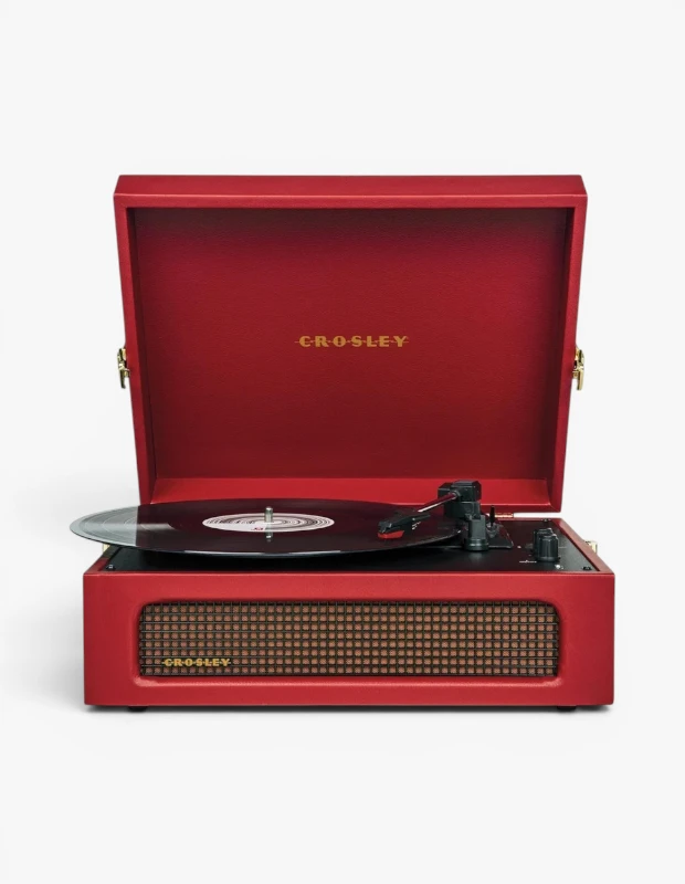 Marka Adı: Crosley
Ürün Adı: Crosley Unisex Voyager Pikap
Ürün Cinsiyeti: Unisex
Ürün Tipi: Pikap
Ürün Sezonsallığı: Belirtilmemiş
Ürün Çeşidi: Taşınabilir Plak Çalar
Ürün Özellikleri: Bu canlı kırmızı renkli, portatif çanta tarzı pikap, klasik vinil deneyimini modern taşınabilirlikle birleştirir. Kapak açıldığında bir plak çalara dönüşen cihazın iç kısmında ve ön ızgarasında zarif altın rengi CROSLEY logosu bulunmaktadır. Üst kısmında plak çalma mekanizması, tonearm ve hız kontrol düğmeleri yer alırken, ön kısmında entegre hoparlör ızgarası dikkat çeker. Dış yüzeyi dayanıklı, şık bir kaplamaya sahiptir ve altın rengi metal kilitler retro görünümü tamamlar. Kapatıldığında kompakt bir çanta haline gelen bu pikap, müzik keyfinizi her yere taşımanız için tasarlanmıştır ve post bağlamındaki bilgiye göre Bluetooth bağlantı özelliklerine de sahip olabilir.
Öne Çıkan Detaylar:
- Taşınabilir çanta formunda retro tasarım
- Canlı kırmızı dış yüzey ve altın rengi detaylar
- Dahili hoparlörler ve kontrol düğmeleri
- Bluetooth bağlantı özelliği (konteksden çıkarım)
Kimler Kullanıyor?: Müziğin sıcaklığını ve nostaljik ritimlerini seven, tarzına estetik bir dokunuş katmak isteyen ve vinil koleksiyonunu her yerde keyifle dinlemeyi arzulayan kişiler için idealdir. Hem evde şık bir köşe oluşturmak isteyenler hem de dışarıda veya arkadaş buluşmalarında müzik paylaşmayı sevenler bu pikabın sunduğu eşsiz deneyimi tercih edebilirler. Teknolojiyle harmanlanmış retro bir atmosfer arayan herkesin zevkine hitap eder.
