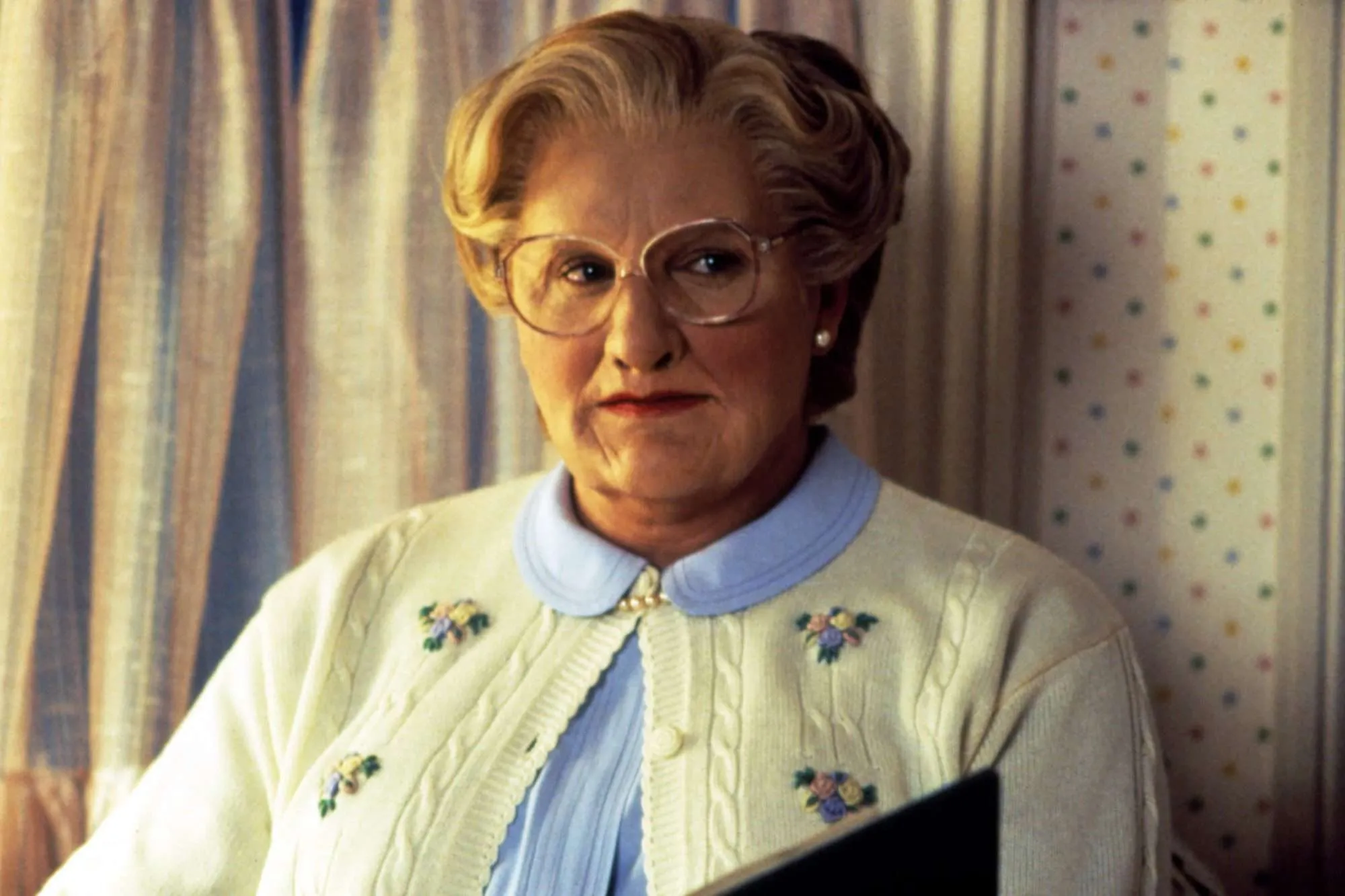 Mrs. Doubtfire filminden Robin Williams'ın canlandırdığı, yaşlı kadın kılığındaki dadı Mrs. Doubtfire.