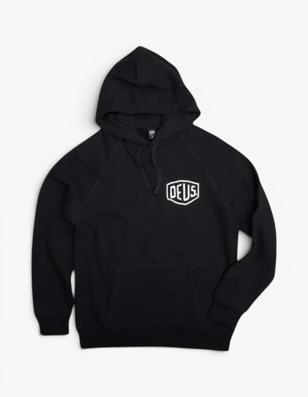 Marka Adı: Deus Ex Machina
Ürün Adı: Deus Ex Machina Erkek Venice Address Hoodie
Ürün Cinsiyeti: Erkek
Ürün Tipi: Kapüşonlu Sweatshirt
Ürün Sezonsallığı: Mevsimlik
Ürün Çeşidi: Kanguru Cepli Sweatshirt
Ürün Özellikleri: Bu siyah kapüşonlu sweatshirt, rahat ve günlük kullanım için tasarlanmıştır. Yumuşak pamuklu kumaş yapısıyla konfor sunarken, göğüs kısmında yer alan ikonik Deus logosu ile markanın tarzını yansıtır. Ayarlanabilir bağcıklı kapüşonu, raglan kolları ve geniş kanguru cebi fonksiyonellik katarken, nervürlü manşetler ve etek ucu ile modern bir silüet sunar. Her mevsime uygun, çok yönlü ve sportif bir stil parçasıdır.
Öne Çıkan Detaylar:
- Göğüste ikonik Deus logosu
- Fonksiyonel kanguru cebi
- Ayarlanabilir bağcıklı kapüşon
Kimler Kullanıyor?: Günlük giyiminde rahatlığı ve şıklığı bir arada arayan, dinamik ve modern bir duruş sergilemeyi seven herkes için idealdir. Sokak stilini benimseyen, marka kimliğine önem veren ve konforlu parçalarla zahmetsizce stil yaratmayı tercih eden bireyler bu kapüşonlu sweatshirtü gardıroplarının vazgeçilmezi yapabilir. Spor ve aktif yaşam tarzını günlük kombinlerine yansıtmayı sevenler, hafta sonu kaçamaklarında veya şehir içi keşiflerde bu parçayı kolayca tercih edebilir.
