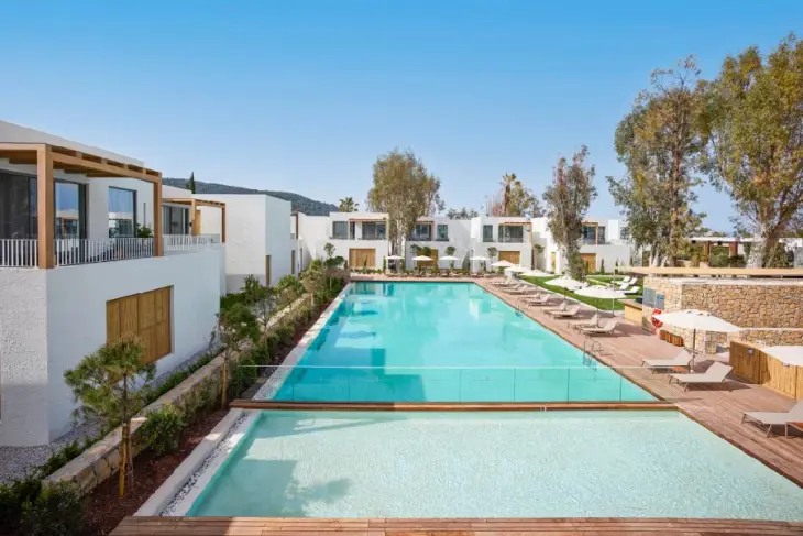 Marka Adı: Voyage
Ürün Adı: Voyage Olive Garden Çocuk Havuzu
Ürün Cinsiyeti: Çocuk
Ürün Tipi: Havuz
Ürün Sezonsallığı: Belirtilmemiş
Ürün Çeşidi: Çocuk Havuzu
Ürün Özellikleri: Bu ürün, Voyage Torba bünyesinde yer alan, modern mimariye sahip tesisin avlusunda konumlanmış, çocuklar için özel olarak tasarlanmış bir havuzdur. Açık havada yer alan havuz, berrak ve davetkar turkuaz rengi suyuyla dikkat çekerken, çocukların güvenli ve eğlenceli vakit geçirmesi için ideal bir ortam sunar. Çevresi, beyaz binalar ve ahşap detaylarla çevrili olup, etrafında şezlonglar, şemsiyeler ve yeşil bitki örtüsü ile doğal ve dinlendirici bir atmosfer yaratılmıştır.
Öne Çıkan Detaylar:
- İki farklı derinlikte havuz alanı sunması
- Modern ve minimalist tasarımlı tesis içinde yer alması
- Çocukların güvenli ve eğlenceli yüzme deneyimi için özel olarak tasarlanması
Kimler Kullanıyor?: Modern ve estetik tesislerde çocuklarıyla birlikte huzurlu ve eğlence dolu bir tatil arayışında olan aileler bu havuzu tercih edebilirler. Çocuklarının güvenli bir ortamda keyifli vakit geçirmesini önemseyen, aynı zamanda kendileri için de dinlendirici ve şık bir atmosfer arayan ebeveynler için idealdir. Konforu ve çocuk dostu olanakları bir arada sunan tatil anlayışına sahip herkes bu alanda rahatlıkla zaman geçirebilir.