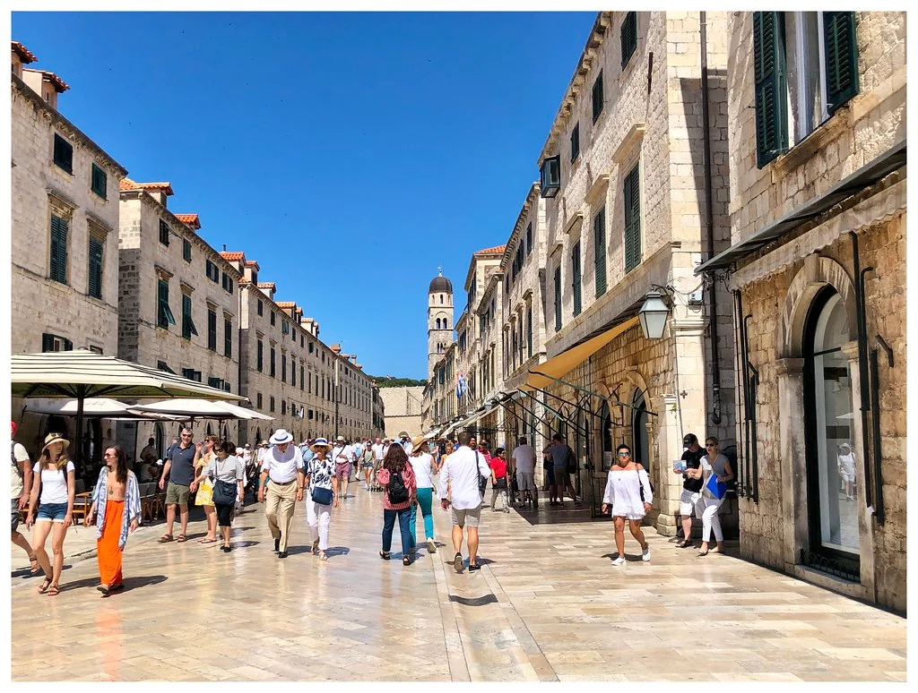 Dubrovnik eski şehir taş evleri ve dar sokakları