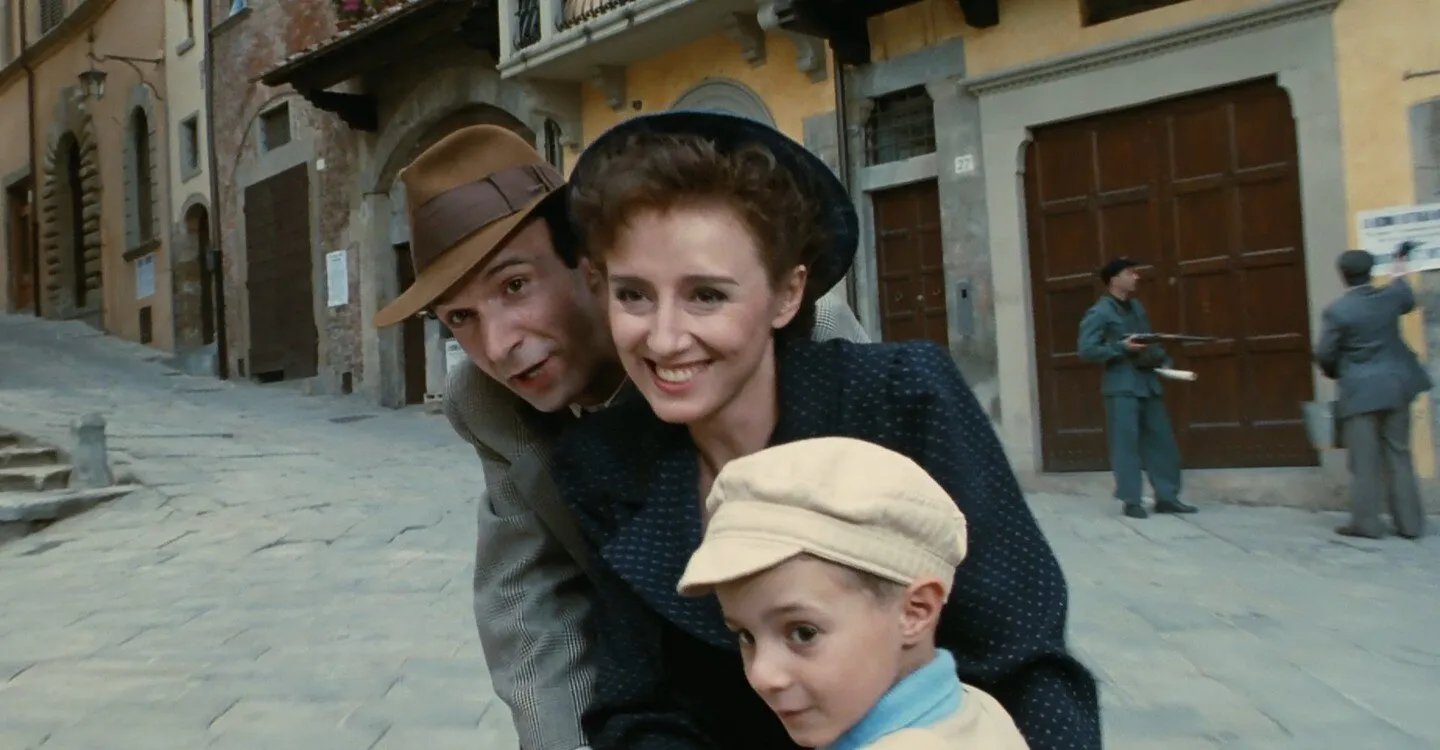 Life is Beautiful filminden Guido Orefice (Roberto Benigni), karısı Dora ve oğlu Giosuè mutlu bir an yaşarken.