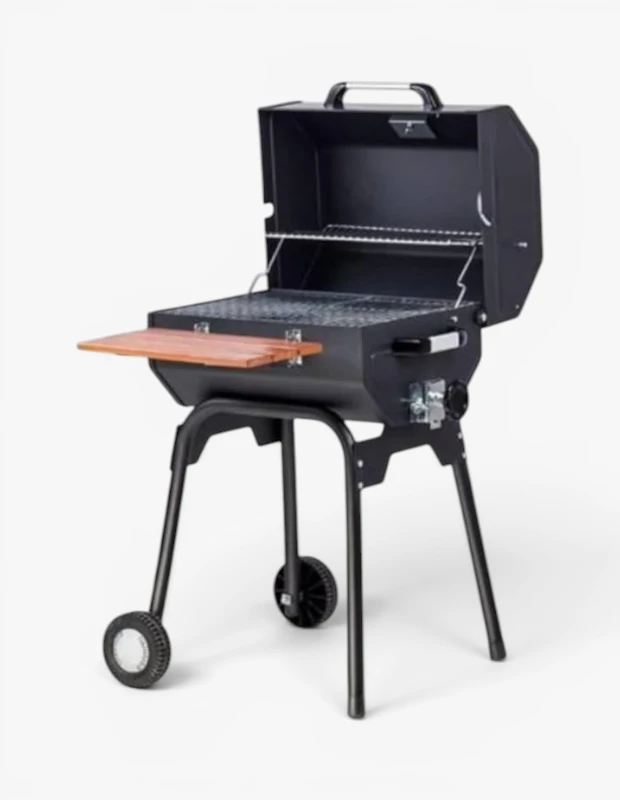 Marka Adı: Guruss
Ürün Adı: Guruss Kömürlü Barbekü Mangal
Ürün Cinsiyeti: Belirtilmemiş
Ürün Tipi: Barbekü Mangal
Ürün Sezonsallığı: Yaz
Ürün Çeşidi: Kömürlü Mangal
Ürün Özellikleri: Siyah mat kaplamalı dayanıklı metal gövdeye sahip bu kömürlü barbekü mangal, kapaklı yapısıyla ısı kontrolü ve lezzetli pişirme deneyimi sunar. Mangalın içerisinde ana pişirme ızgarası ve kapağın altında konumlanmış ilave bir ısıtma/dinlendirme ızgarası bulunur. Yan tarafında katlanabilir ahşap bir sehpa yer alırken, alt kısmında bulunan iki tekerlekli ayak ve iki sabit ayak sayesinde hem kolayca taşınabilir hem de sabit duruş sağlar. Hava akışını ayarlamak için yandan kontrol edilebilir bir menfezi mevcuttur.
Öne Çıkan Detaylar:
- Kapaklı ve taşınabilir tekerlekli tasarım
- Yiyecek hazırlık alanı sunan ahşap yan sehpa
- İç kısımda ilave ısıtma/dinlendirme ızgarası
Kimler Kullanıyor?: Açık havada yemek yapmayı seven, aile ve dostlarıyla keyifli mangal partileri düzenlemekten hoşlanan herkes için uygundur. Pratik, taşınabilir ve fonksiyonel bir pişirme aracı arayanlar, balkonunda, bahçesinde veya piknik alanlarında lezzetli barbekü deneyimleri yaşamak isteyen mangal tutkunları bu ürünü tercih edebilir.