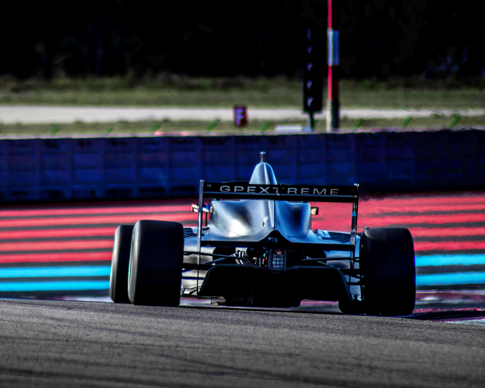 Formula 1 Heyecanını Yaşamak İçin İhtiyacınız Olan Teknolojik Ürünler