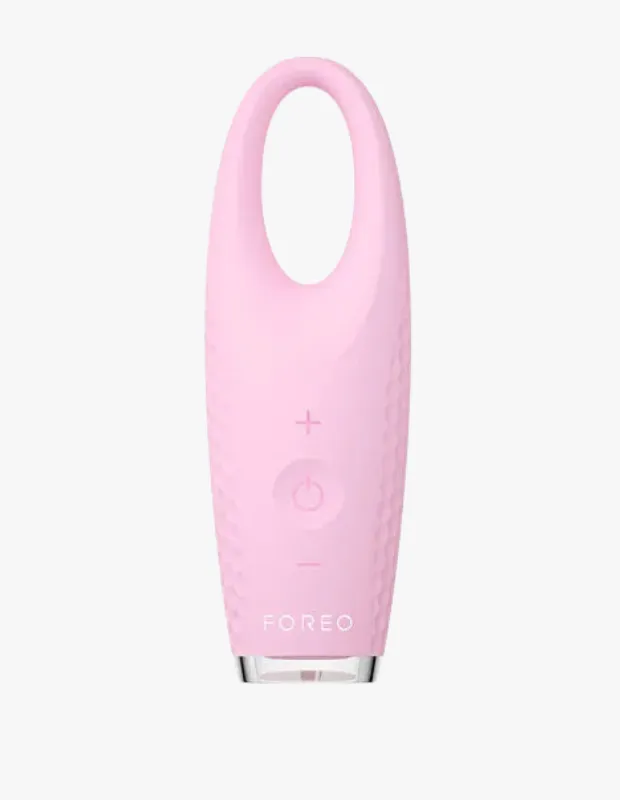 Marka Adı: Foreo
Ürün Adı: Foreo IRIS 2 Aydınlatıcı Göz Masaj Cihazı
Ürün Cinsiyeti: Unisex
Ürün Tipi: Göz Masaj Cihazı
Ürün Sezonsallığı: Belirtilmemiş
Ürün Çeşidi: Kişisel Bakım Teknolojik Cihazı
Ürün Özellikleri: Bu ürün, ergonomik pembe renkte, elde tutulur bir göz masaj cihazıdır. Yan kısımları dokulu bir yüzeye sahipken, ortasında açma/kapama ve yoğunluk ayarlama (+/-) tuşları yer alır. Alt kısmında göz çevresi uygulaması için tasarlanmış parlak, metalik görünümlü bir masaj başlığı bulunur. Cihaz, göz çevresindeki mikrosirkülasyonu artırarak hem mental yorgunluğu azaltmayı hem de bakışlara canlılık kazandırmayı hedefler. Kompakt yapısı sayesinde kolayca taşınabilir ve güçlü bir klinik bakım etkisi sunar.
Öne Çıkan Detaylar:
- Göz çevresi mikrosirkülasyonunu artıran aydınlatıcı masaj teknolojisi
- Mental yorgunluğu azaltmaya yardımcı olan özel titreşim modu
- Taşınabilir ve ergonomik tasarımıyla kolay kullanım imkanı
Kimler Kullanıyor?: Göz çevresi yorgunluğunu gidermek, bakışlarına canlılık katmak ve kişisel bakım rutinlerini modern teknolojiyle desteklemek isteyen herkes bu ürünü tercih edebilir. Kendi sağlığına ve iyi oluş haline yatırım yapan, ev konforunda profesyonel bakım deneyimi arayan, pratik ve etkili çözümleri yaşam tarzına entegre eden bireyler için idealdir.