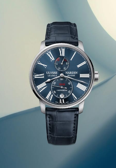 Ulysse Nardin Marine Chronometer modeli, mavi kadranlı, Roma rakamlı indekslere sahip, siyah deri kayışlı denizcilik temalı İsviçre lüks saati